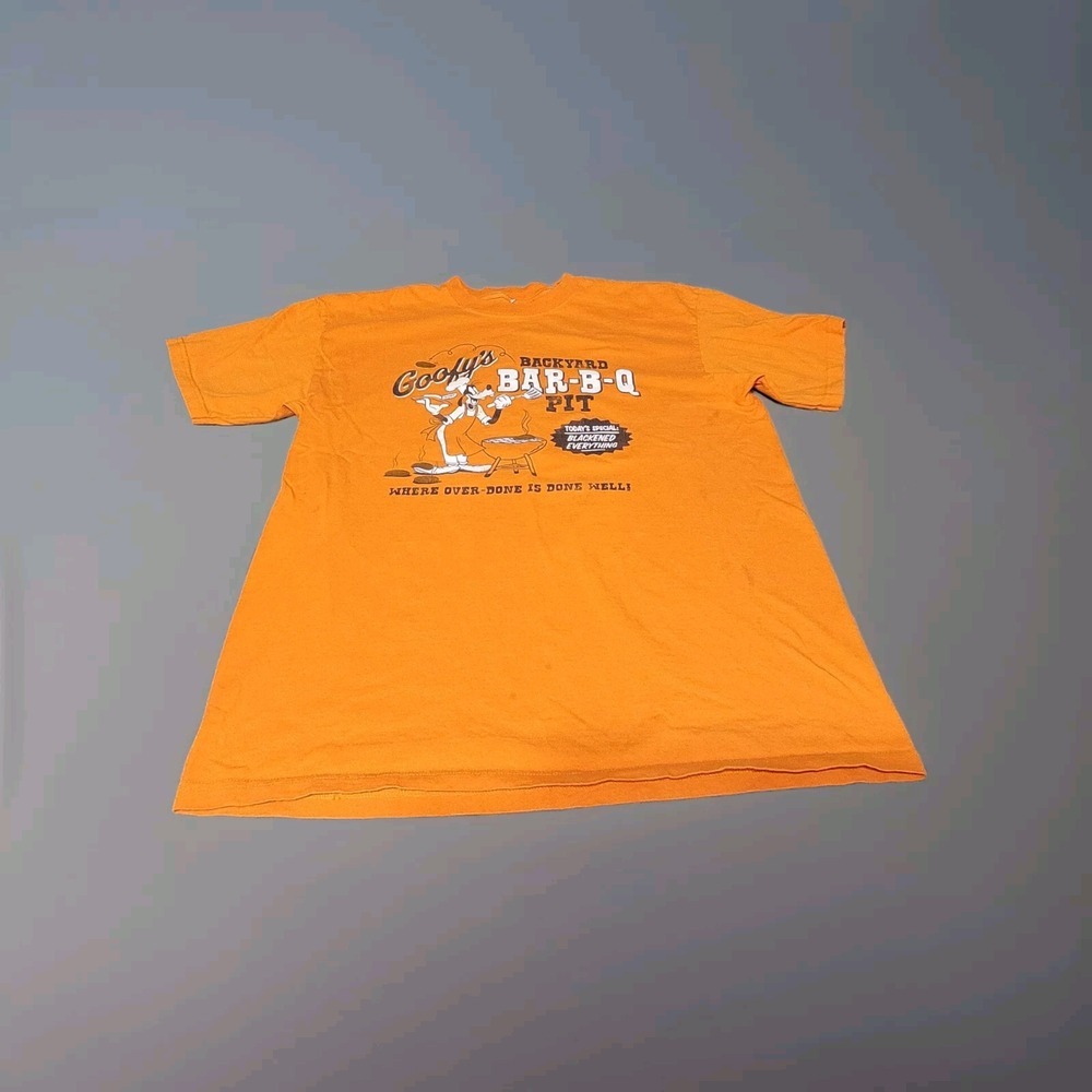 Disney Store T Shirt Goofy's Backyard BBQ Pit Grilling Graphic Funny Y2K Men's
